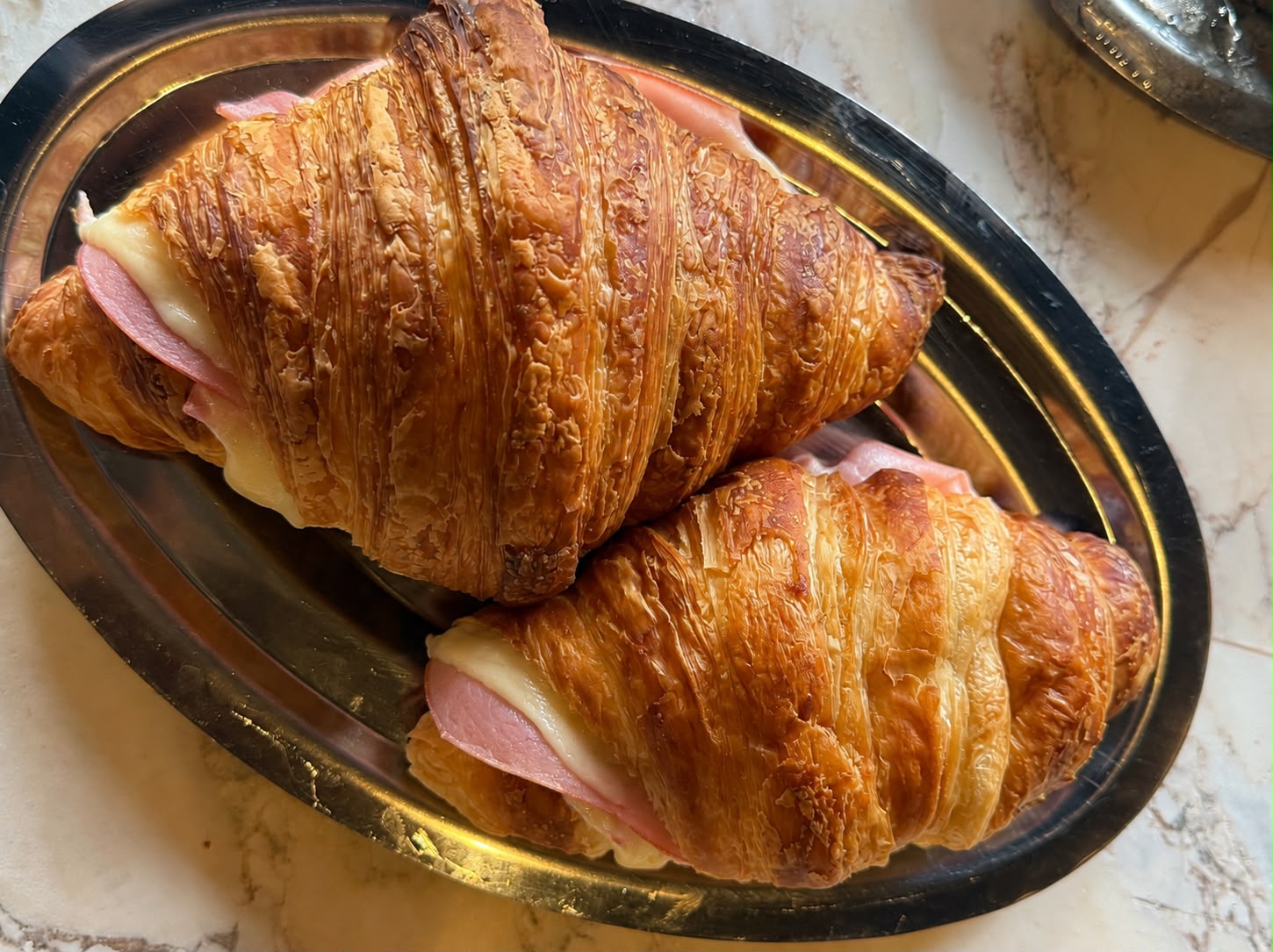 Croissant de jamón y queso